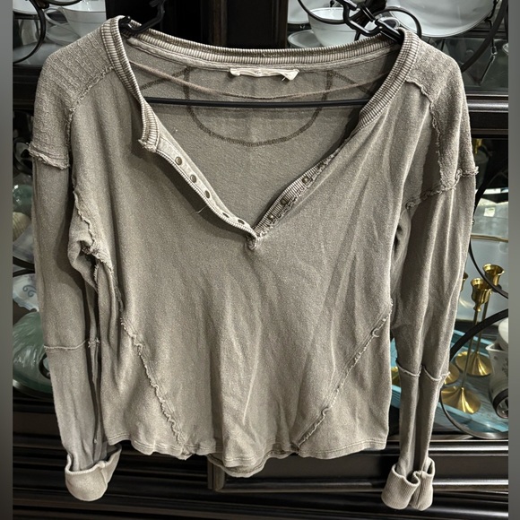 We The Free Free People XS Distressed Raw Edge Henley Top Taupe Boho - Picture 3 of 7